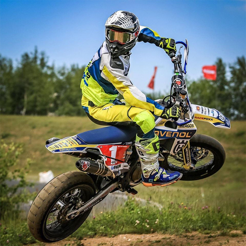 DVR ツインカーボンエキゾーストフルシステム